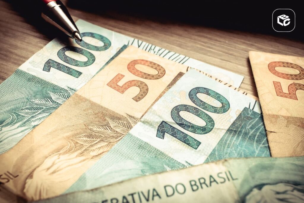 Notas de 100 e 50 reais, com caneta, para antecipação de precatórios.