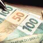 Notas de 100 e 50 reais, com caneta, para antecipação de precatórios.