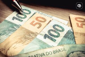 Notas de 100 e 50 reais, com caneta, para antecipação de precatórios.